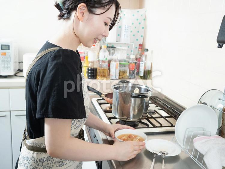 【女性】キッチンの若い女性 キッチン,台所,料理の写真素材