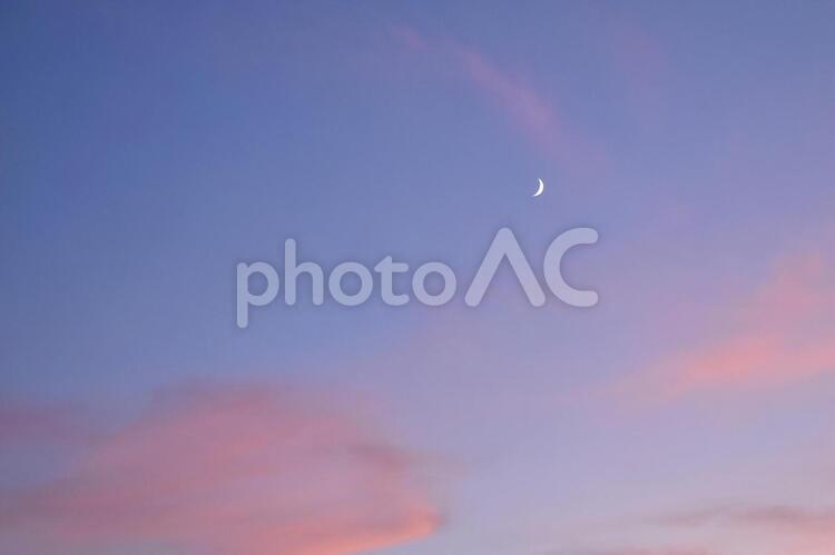 月　雲　空　夕暮れ　夕焼け 月,雲,空の写真素材