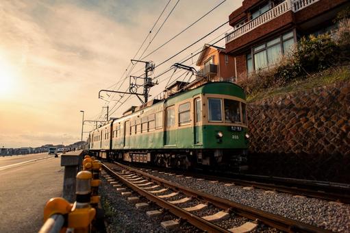 夕暮れの江ノ電 夕暮れの江ノ電 江ノ電,電車,線路の写真素材