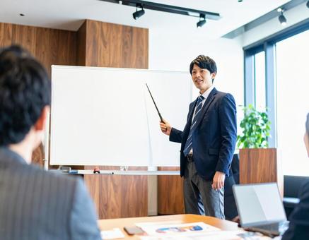 セミナー講師として話す日本人男性 セミナー講師として話す日本人男性の写真