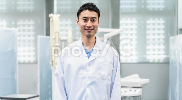 カメラ目線の白衣を着た男性 歯科,歯医者,歯科衛生士の写真素材