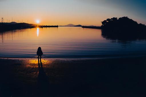 夕暮れ時の冬の海で黄昏る子供 夕暮れ時の冬の海で黄昏る子供 子供,海岸,秋の写真素材
