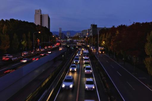 秋のたそがれの新御堂筋、桃山台付近 新御堂筋,国道423号線,道路の写真素材