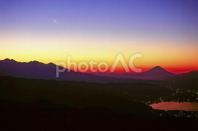 夜明けの富士山と八ヶ岳と月 富士山,八ヶ岳,諏訪湖の写真素材