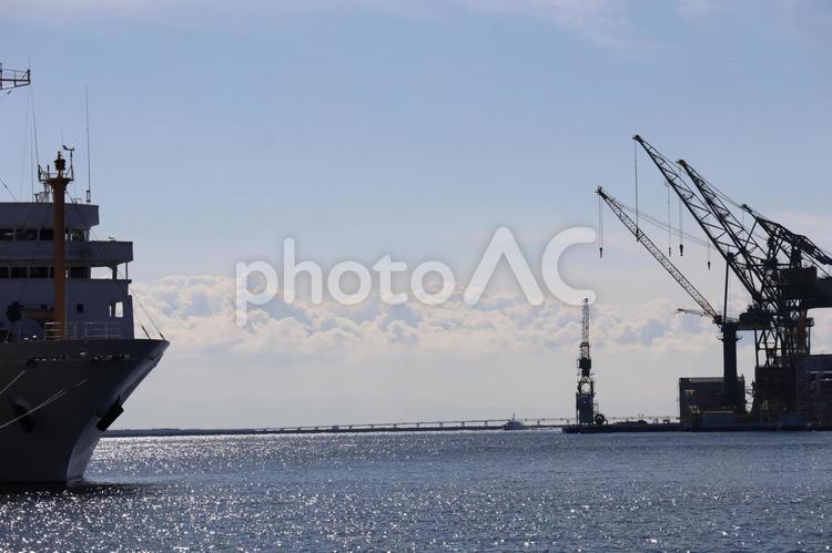青空と海と船とクレーンのある港湾の風景 青空,海,船の写真素材