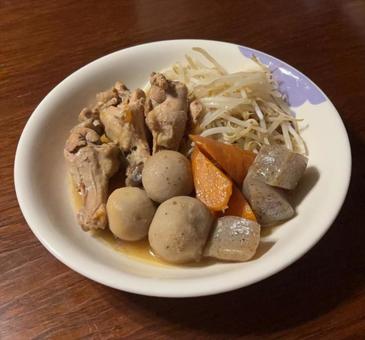 手羽元ともやしと蒟蒻と里芋と人参の煮物 手羽元ともやしと蒟蒻と里芋と人参の煮物の写真