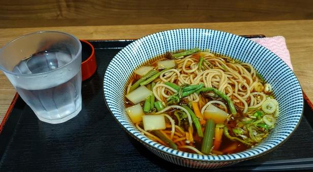 悪い癖だ、お腹が一杯でも食べる駅中の蕎麦の写真