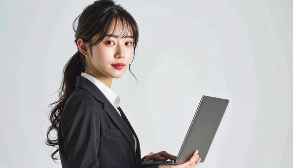 ノートパソコンを持つ女性社員 白背景 ノートパソコンを持つ女性社員 白背景の写真