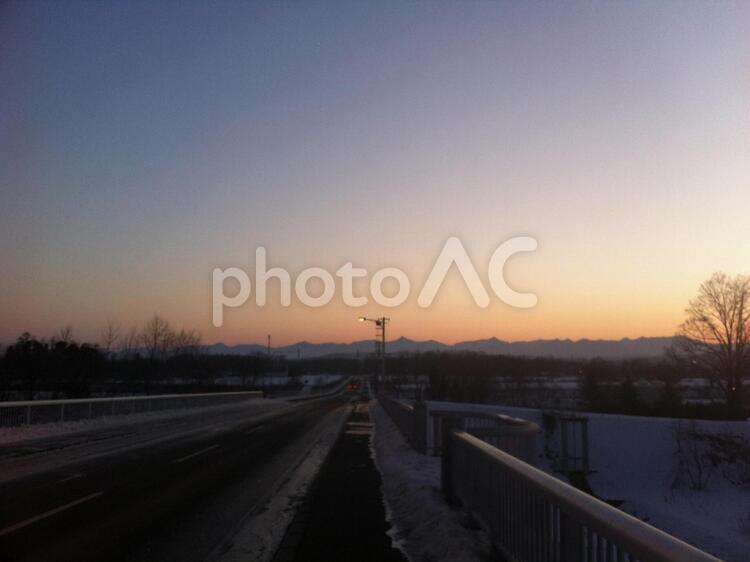冬の道路と林 道路,冬,雪の写真素材