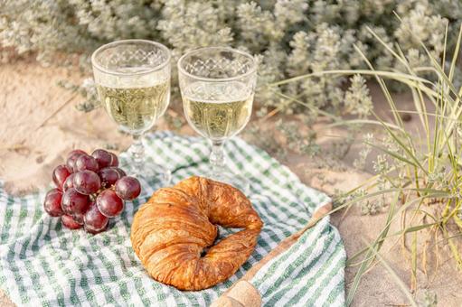 ぶどうと飲み物とクロワッサン ぶどう,クロワッサン,パンの写真素材