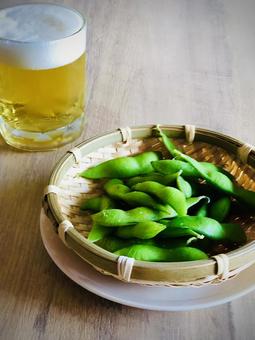 夏の食卓。枝豆と生ビール2 夏の食卓。枝豆と生ビール2 えだまめ,枝豆,ザルの写真素材