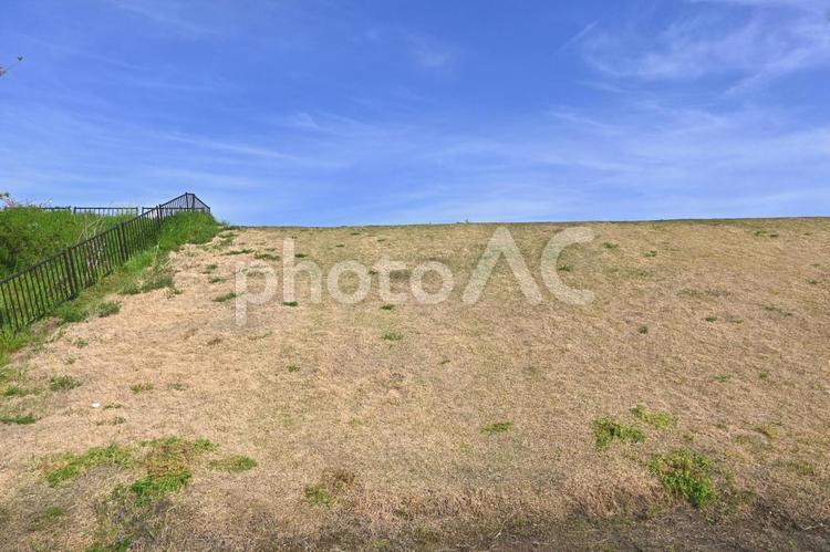 青空と土手の風景 土手,陸橋,グリーンの写真素材