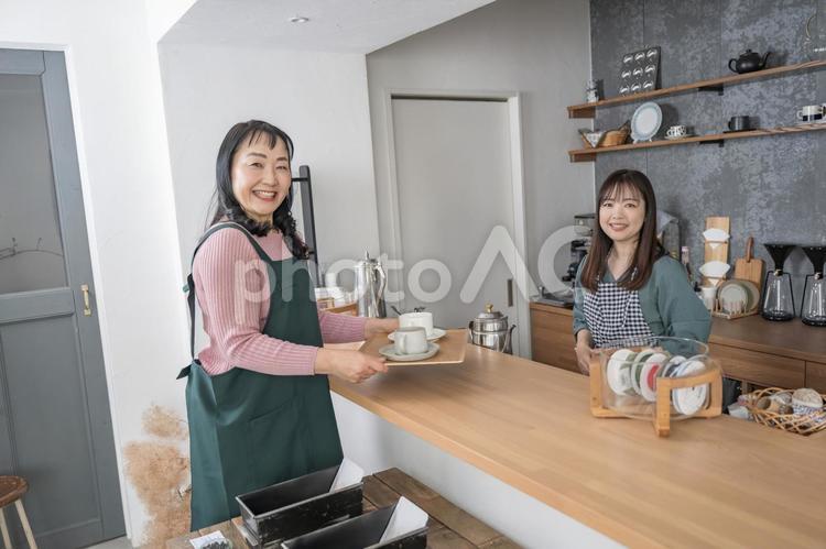 働く女性 カフェ,接客,笑顔の写真素材