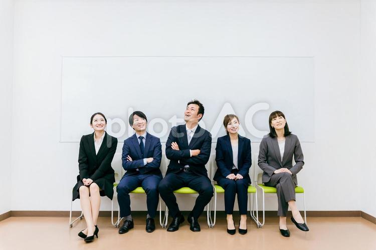 会社・オフィスで並ぶ同僚・会社員・従業員 転職,就職活動,考えるの写真素材