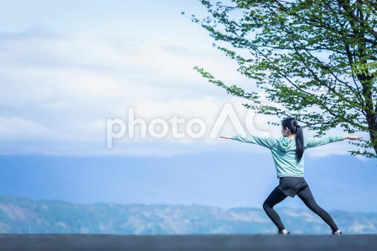 パークヨガ・外ヨガをやる女性 ヨガ,背景,外ヨガの写真素材
