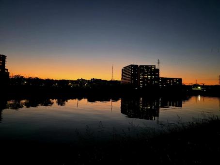 マジックアワー　横浜　鶴見川 風景,マジックアワー,神奈川県の写真素材
