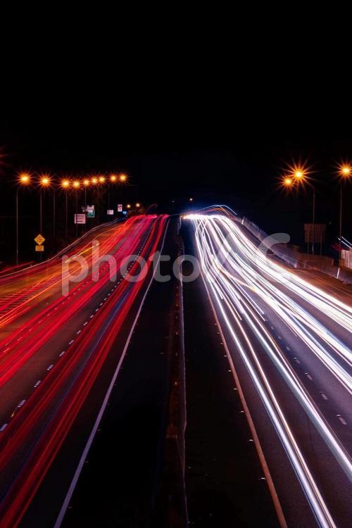 ハイウエイ２ 夜景,テールランプ,ヘッドライトの写真素材