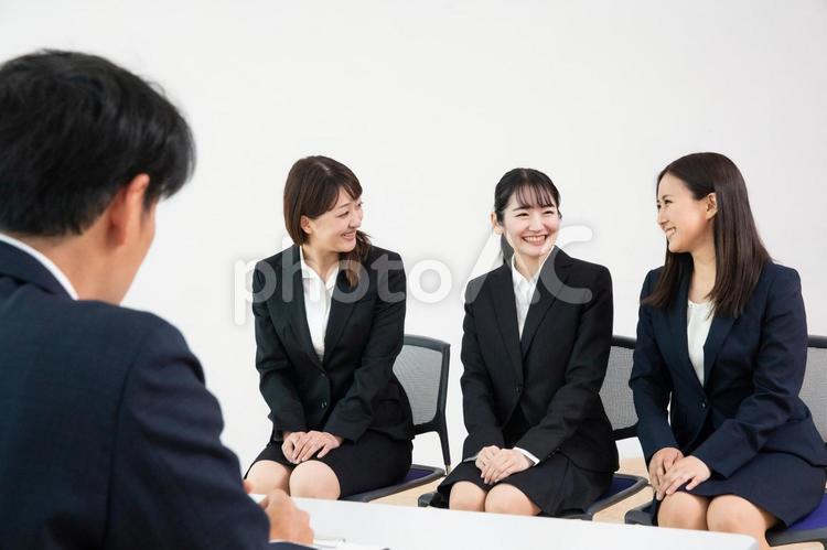 就活生と面接官（相談・笑顔） 就活生,面接,就職活動の写真素材