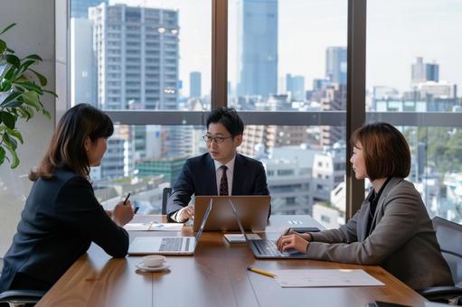 オフィスでミーティングする会社員 オフィスでミーティングする会社員の写真