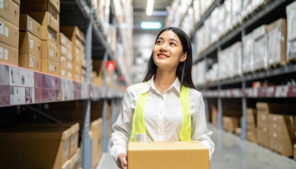 段ボールを運ぶ女性 物流イメージ 段ボールを運ぶ女性 物流イメージの写真