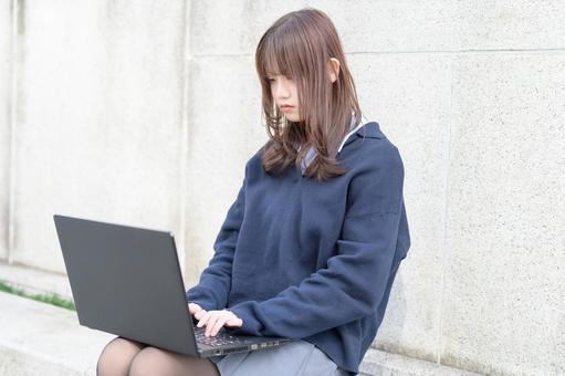 パソコンを操作する女子高生 パソコンを操作する女子高生 高校生,女子高生,女性の写真素材
