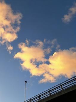 橋と街灯と雲と　秋の空 夕日,橋,秋の写真素材
