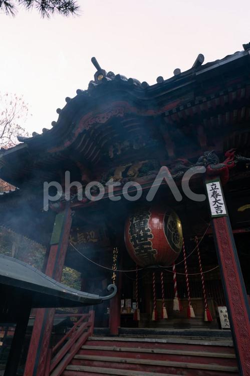お線香の煙が漂う曇り空のお寺 群馬県,渋川市伊香保町,五徳山水澤寺の写真素材