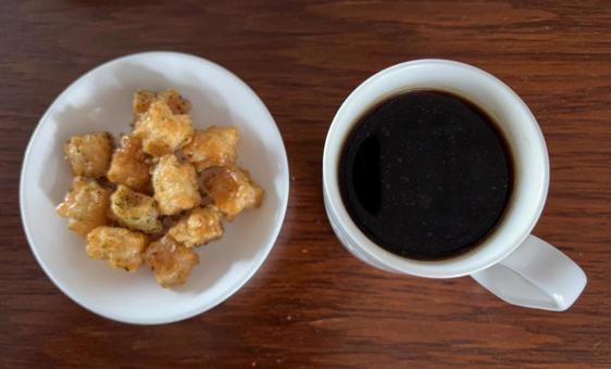 ドリップコーヒーと甘辛せんべい ドリップコーヒーと甘辛せんべいの写真