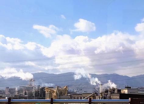 工場の煙突から上がる沢山の白い煙 工場の煙突から上がる沢山の白い煙 工場,煙,煙突の写真素材