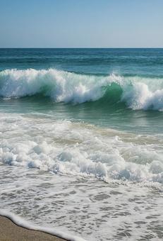 迫力ある海の波と泡立つ波打ち際 迫力ある海の波と泡立つ波打ち際の写真
