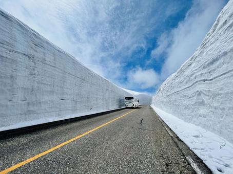 雪の大谷・立山黒部アルペンルート 雪の大谷・立山黒部アルペンルート 雪の大谷,雪壁,立山の写真素材