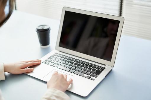 Asian woman operating a laptop, नोटबुक पीसी, महिला, ऑपरेटिंग, JPG