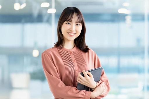 タブレットを持つ笑顔のビジネスウーマン タブレットを持つ笑顔のビジネスウーマン 女性,笑顔,微笑むの写真素材