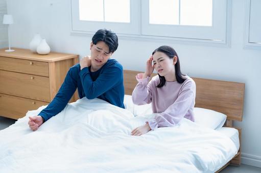 体調不良の二人 女性,男性,目覚めの写真素材