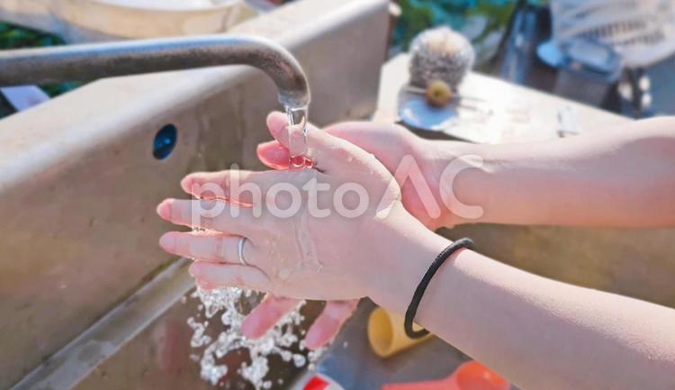 外で手を洗っている様子 手洗い,清潔感,除菌の写真素材