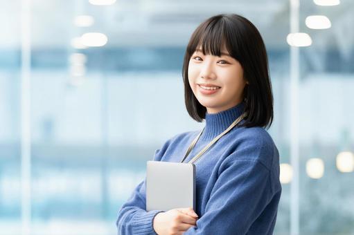 パソコンを持つ女性・ビジネスウーマン パソコンを持つ女性・ビジネスウーマン 女性,パソコン,笑顔の写真素材