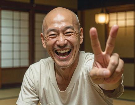 笑顔でピースのポーズをする男性 笑顔でピースのポーズをする男性の写真