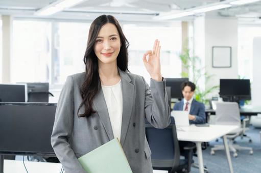 オフィスで仕事をする若いビジネスウーマン ビジネス,女性,オフィスの写真素材