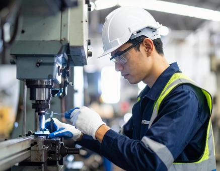 工場の産業用製造装置のマシンメンテナンスの写真