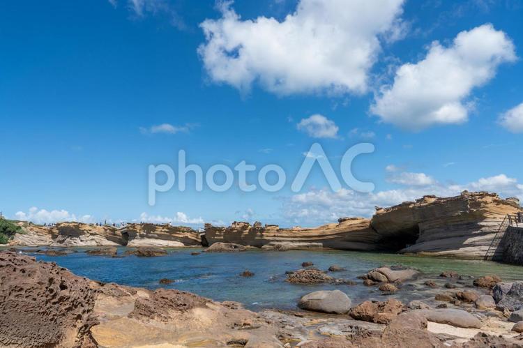 透明な海と奇形岩 野柳,台湾,岩の写真素材
