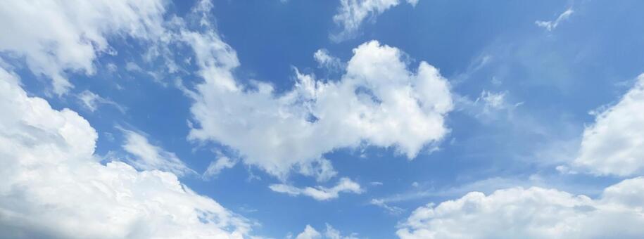 夏の青空と白い雲が広がる爽やかな空模様 夏,青空,空の写真素材