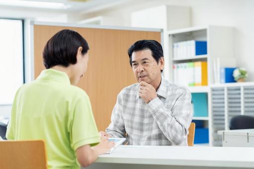 介護の相談をするシニアの男性 介護の相談をするシニアの男性 介護,シニア,高齢者の写真素材