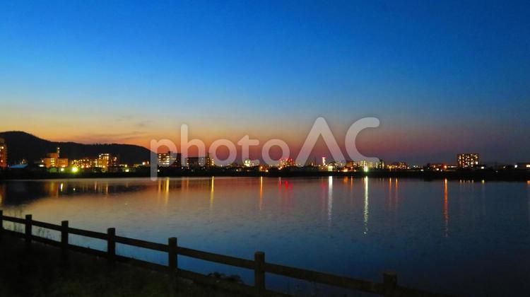 ６月上旬の野田池の夕暮れ 背景,夕暮れ,たそがれの写真素材