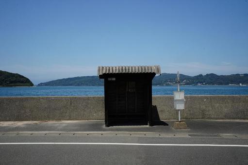 福岡 糸島フォトジェニックな香月バス停1 福岡 糸島フォトジェニックな香月バス停1 香月バス停,バス停,海の写真素材