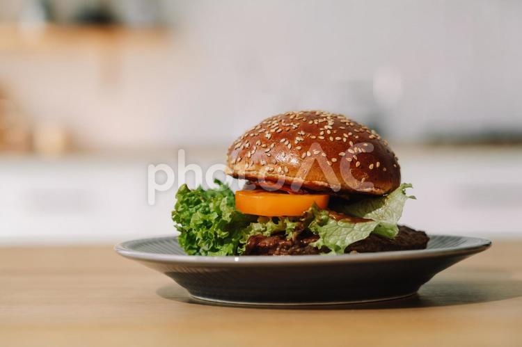 トマトとレタスのハンバーガー ハンバーガー,パン,食事の写真素材