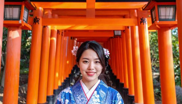 成人式にお参りをする20才の女性の写真