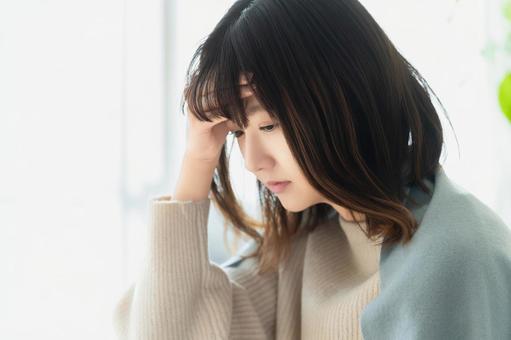 額に手を当てて熱を測る女性 女性,風邪,熱の写真素材