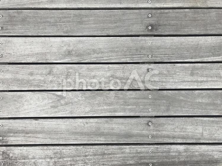 ネジの付いたグレーの木目の板 木目,背景,壁紙の写真素材