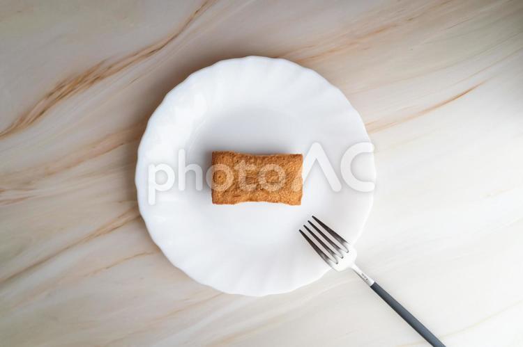 白い皿の上のフィナンシェとフォーク① スイーツ,デザート,お菓子の写真素材