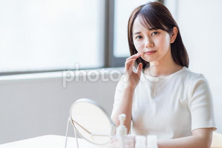 若い女性のスキンケアイメージ ビューティー,女性,日本人の写真素材
